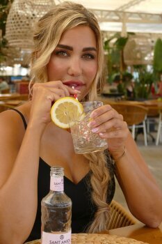 Model_mit_Wasserglas